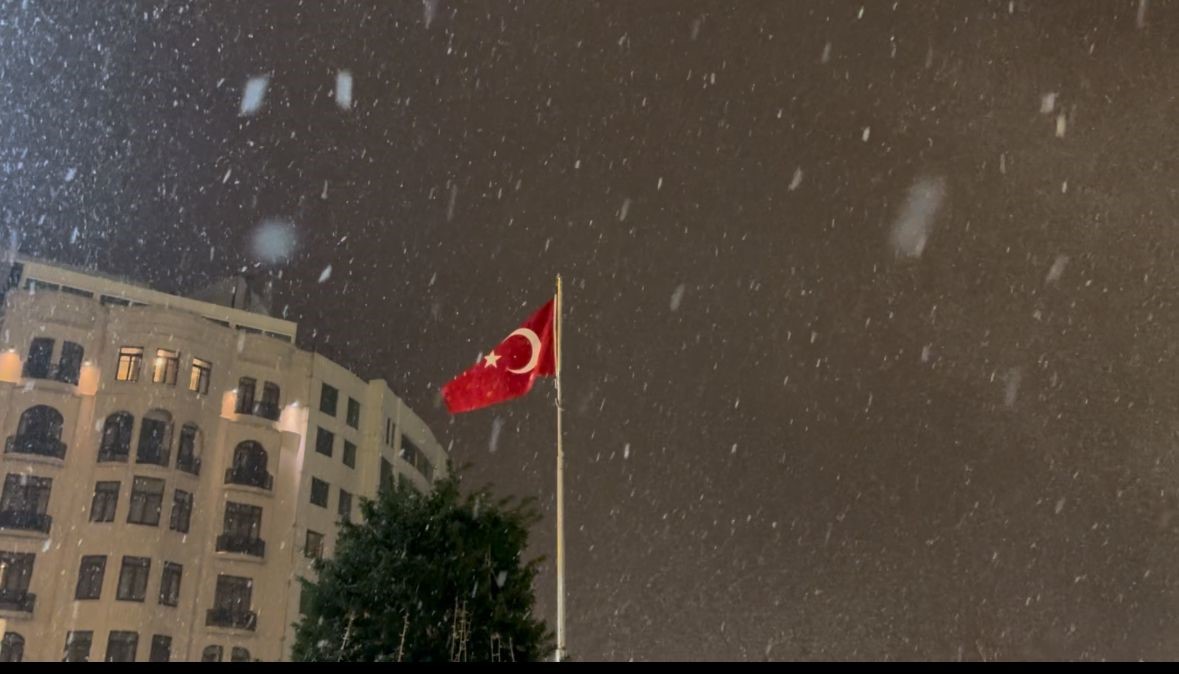 taksimde kar yagisi gece saatlerinde etkisini gosterdi 1 lDLwXFzr