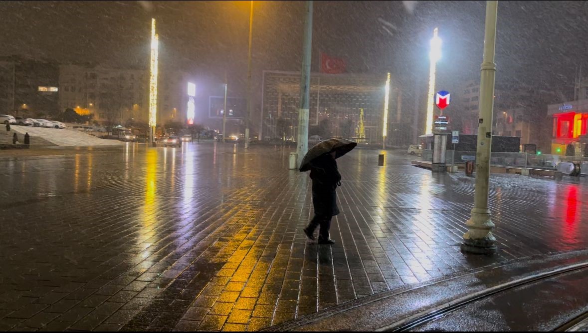 taksimde kar yagisi gece saatlerinde etkisini gosterdi 2 kIvYXM1Y