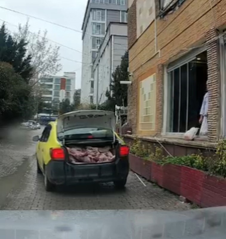 Taksinin bagajında uygunsuz şartlarda et sevkiyatı kameraya yansıdı 5 taksinin bagajinda uygunsuz sartlarda et sevkiyati kameraya yansidi 1 DCjPMGuH