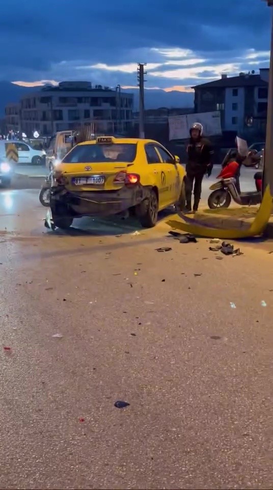 taksiye carpan motosikletli agir yaralandi 0 46b42a4N