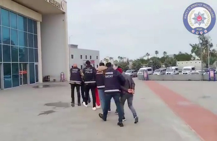 taksiyle 2 bucuk milyon tllik uyusturucu kacirirken yakalandilar 3 GdtpZt8M