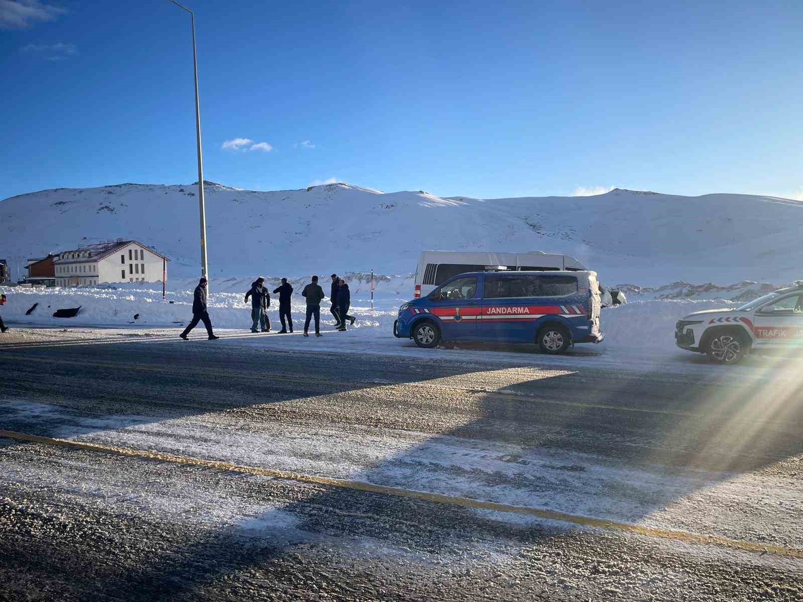 taksiyle yolcu minibusu carpisti 16 yarali 1