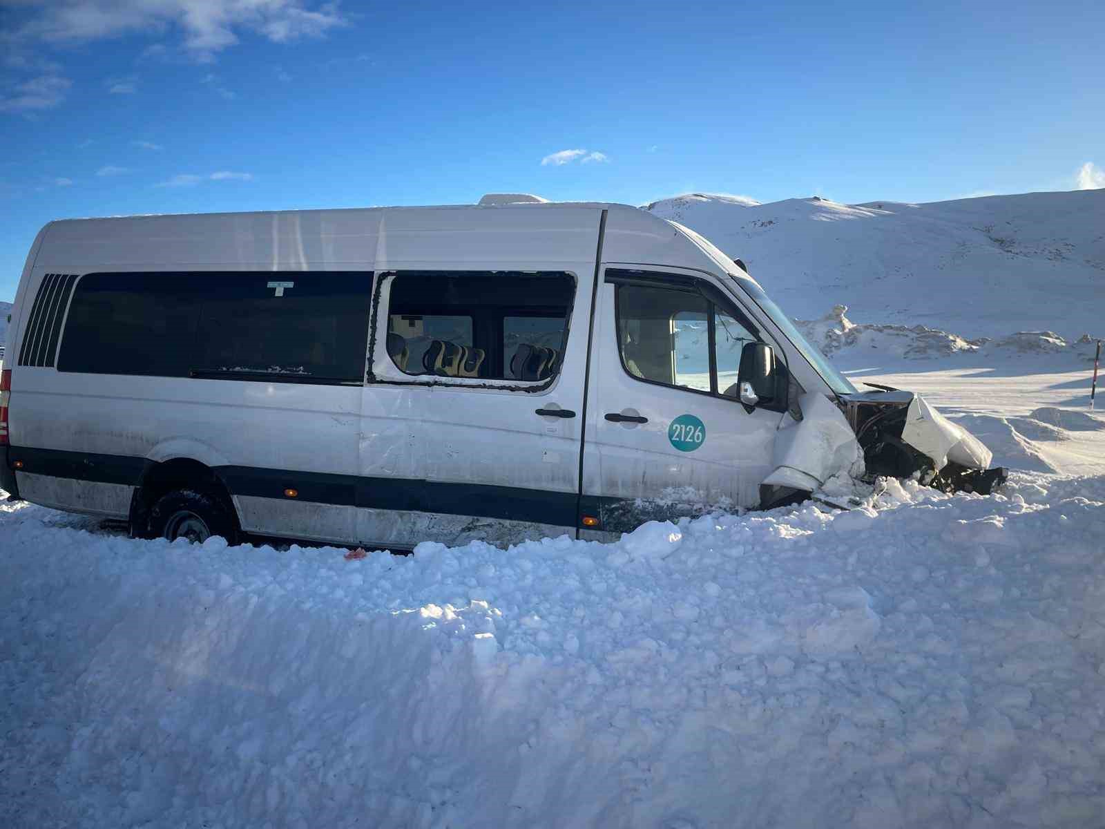 taksiyle yolcu minibusu carpisti 16 yarali 2 CeGXCsHH