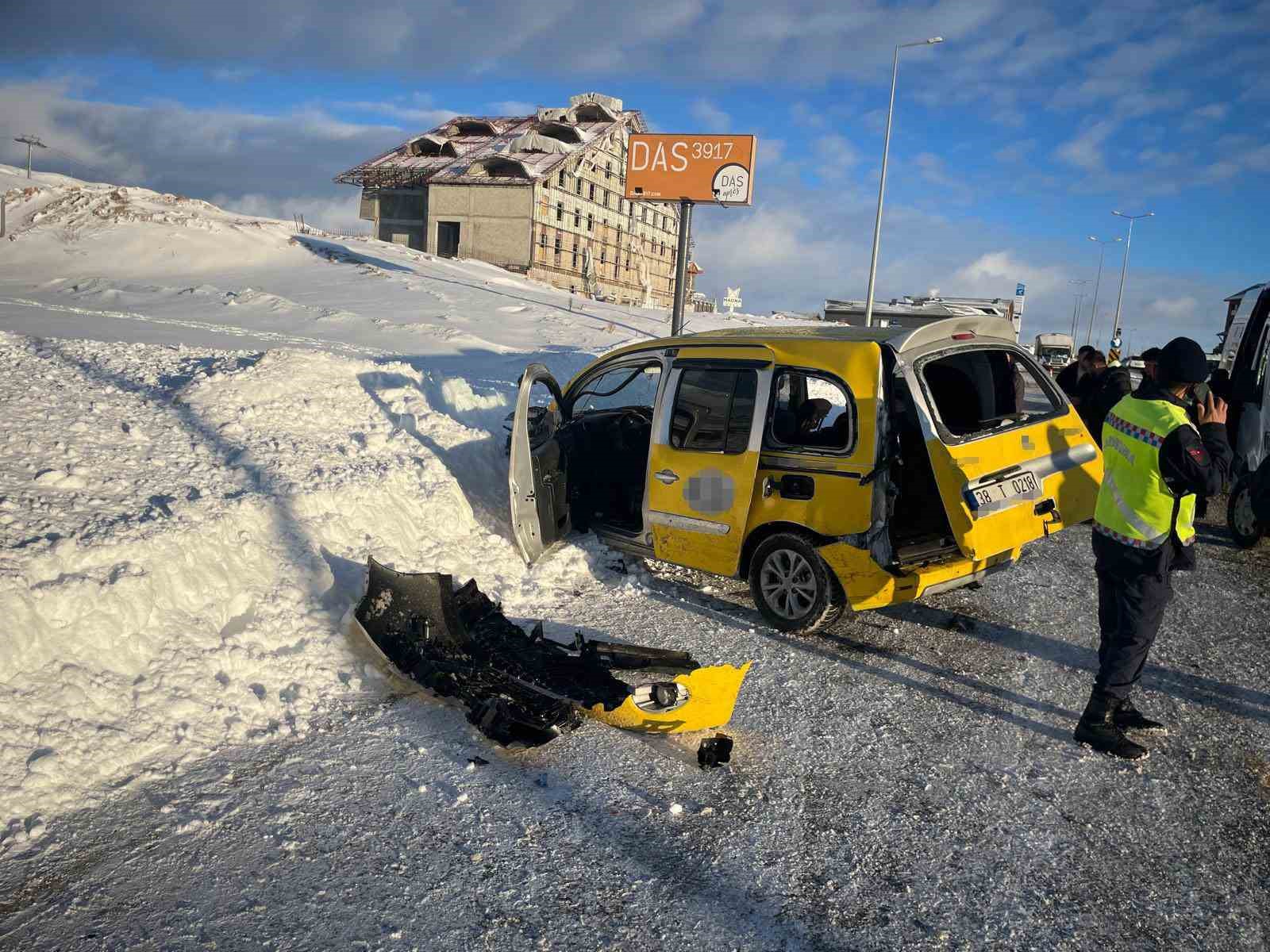 taksiyle yolcu minibusu carpisti 16 yarali 3 qrGScA1r
