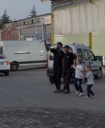 tamir-atolyesinde-halay-molasi-8gN96Ui6.jpg
