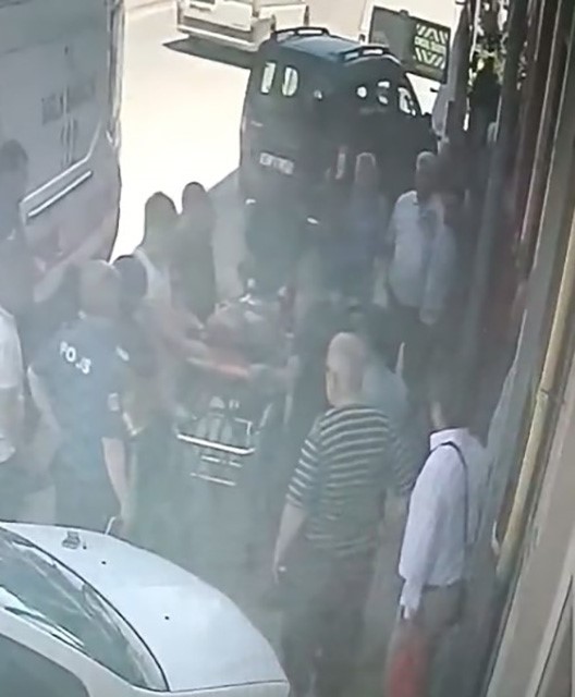 Tamir etmek istediği otomobilin altında kaldı 5 tamir etmek istedigi otomobilin altinda kaldi 1 TXePIupT