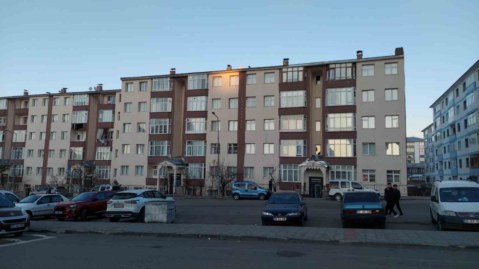 Tamir ettiği bacayı kontrol için çatıya çıktı, 5 katlı binadan zemine düştü 4 tamir ettigi bacayi kontrol icin catiya cikti 5 katli binadan zemine dustu 0 ZWJyjILt