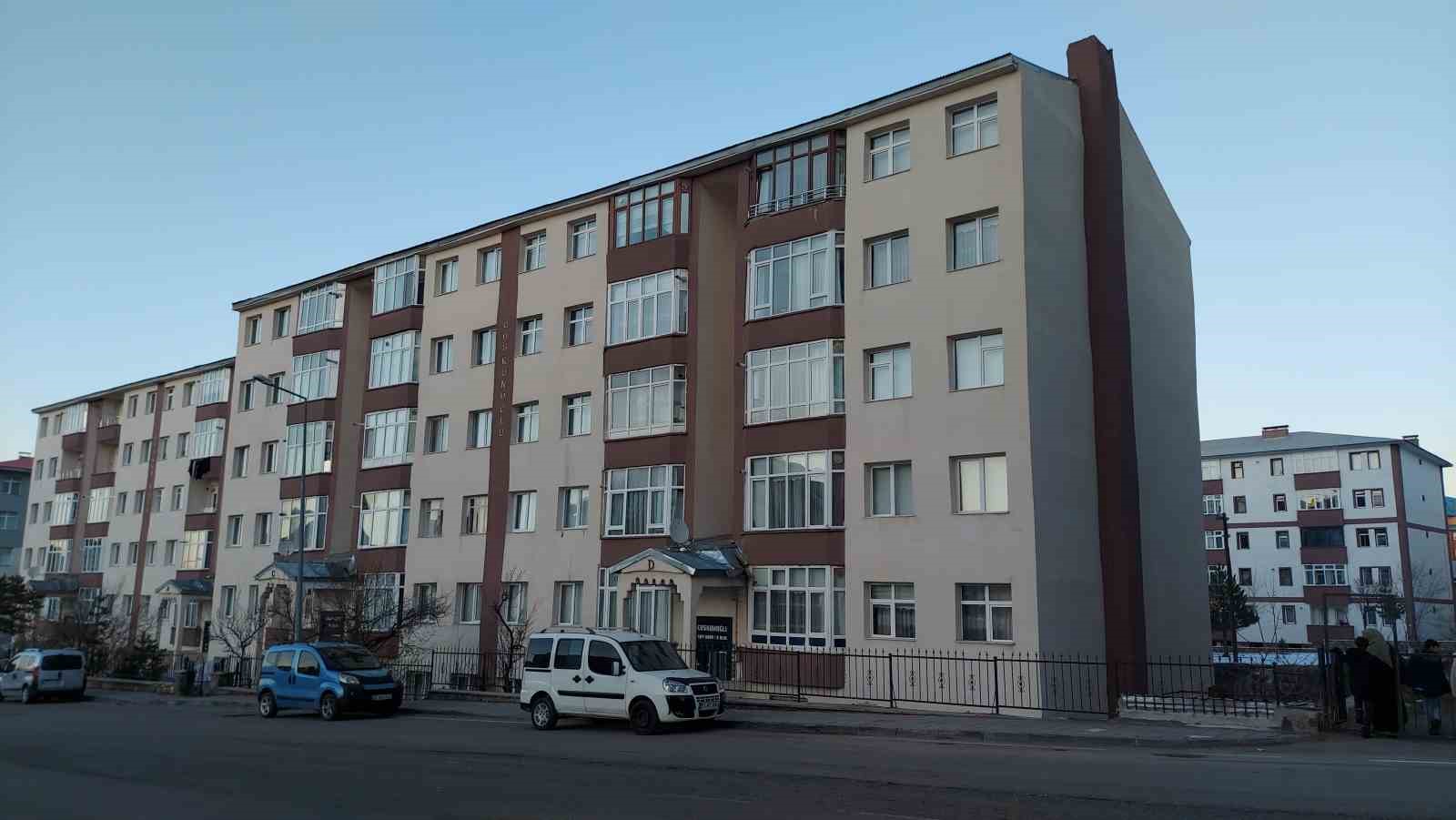 Tamir ettiği bacayı kontrol için çatıya çıktı, 5 katlı binadan zemine düştü 6 tamir ettigi bacayi kontrol icin catiya cikti 5 katli binadan zemine dustu 2 wFWICITC