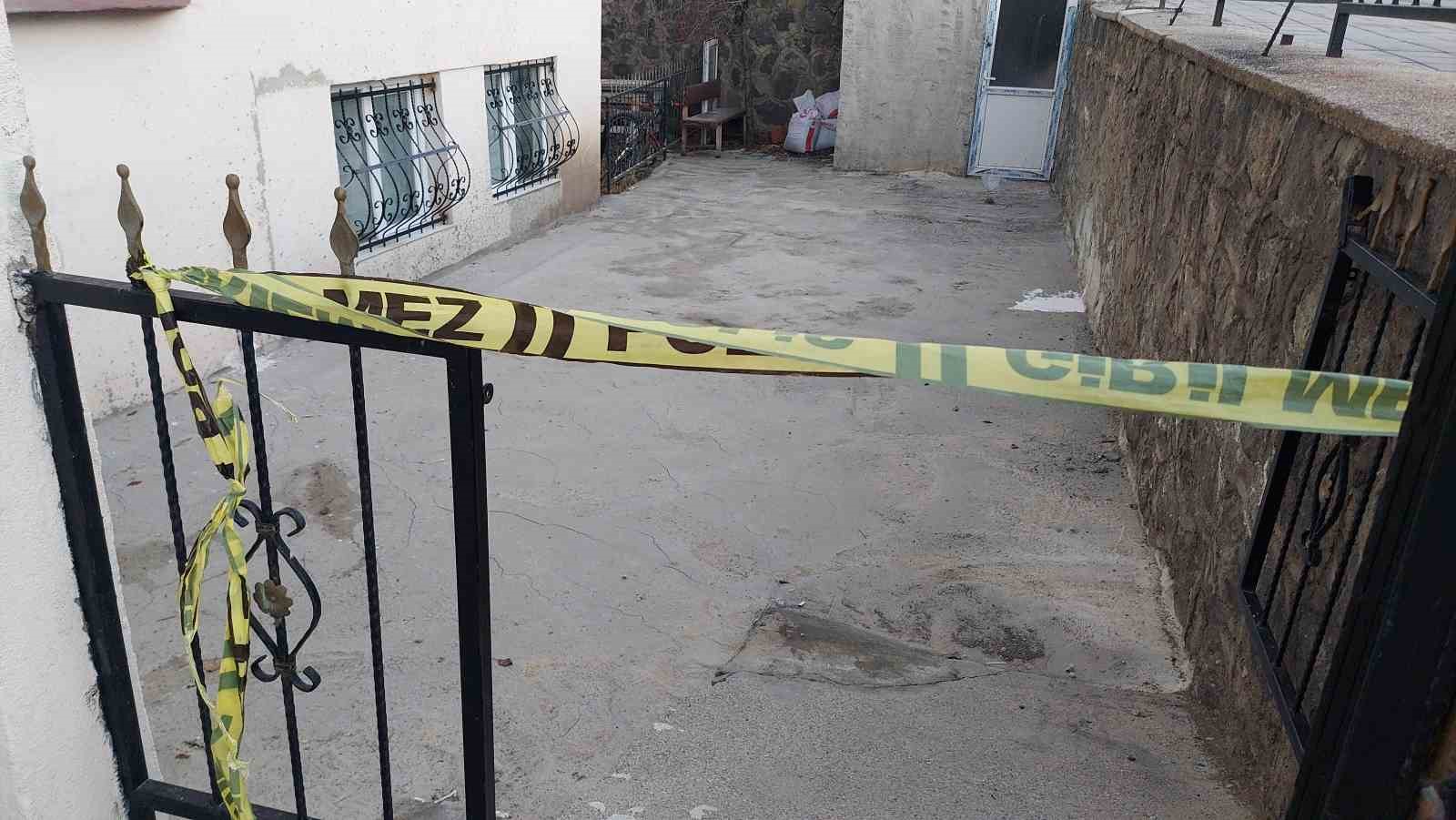 Tamir ettiği bacayı kontrol için çatıya çıktı, 5 katlı binadan zemine düştü 7 tamir ettigi bacayi kontrol icin catiya cikti 5 katli binadan zemine dustu 3 wPkuh7IX
