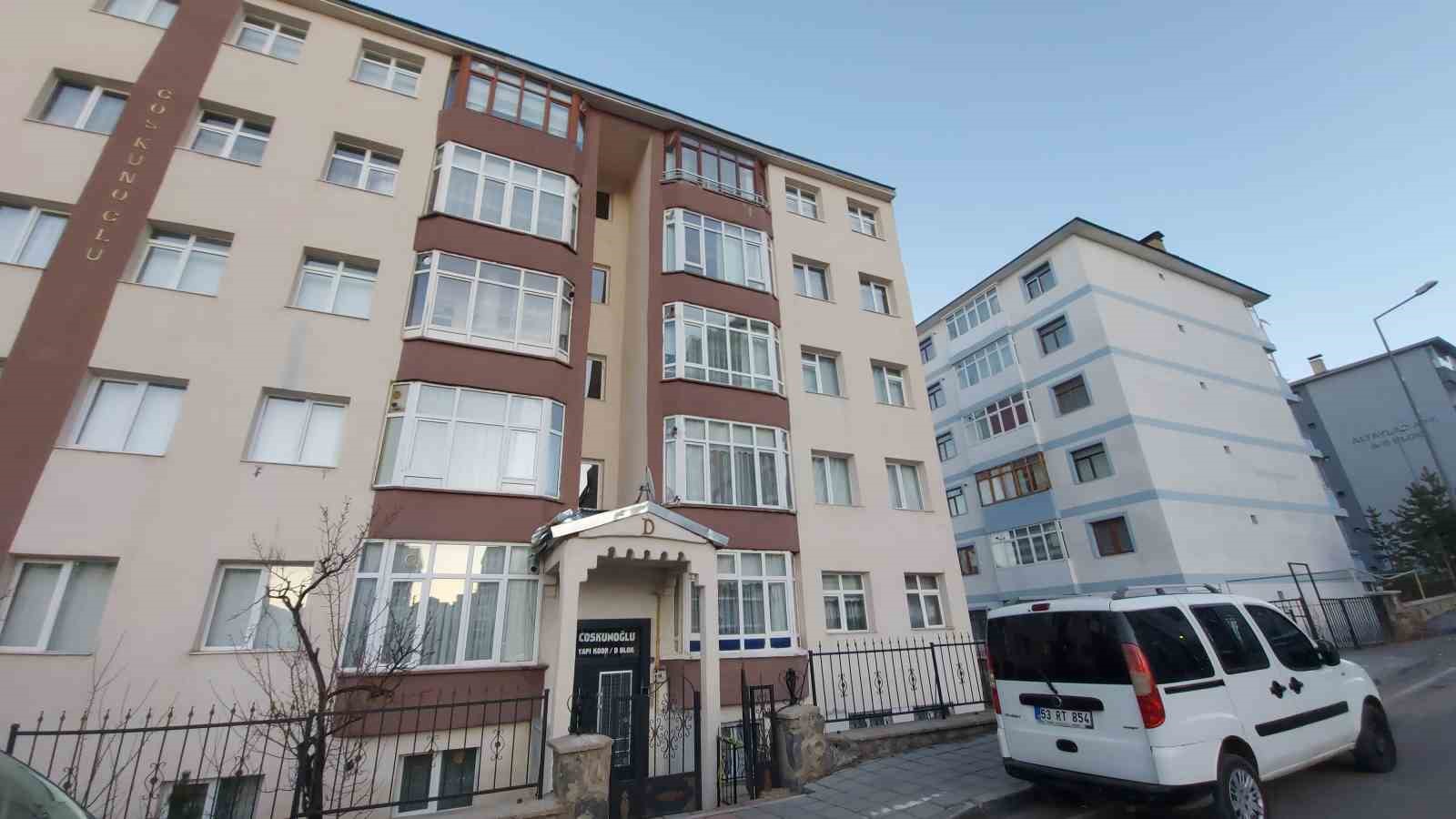 Tamir ettiği bacayı kontrol için çatıya çıktı, 5 katlı binadan zemine düştü 8 tamir ettigi bacayi kontrol icin catiya cikti 5 katli binadan zemine dustu 4 6d19Qa2y