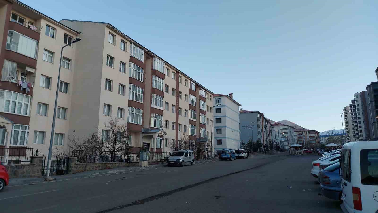 Tamir ettiği bacayı kontrol için çatıya çıktı, 5 katlı binadan zemine düştü 9 tamir ettigi bacayi kontrol icin catiya cikti 5 katli binadan zemine dustu 5 m8iIWB9K