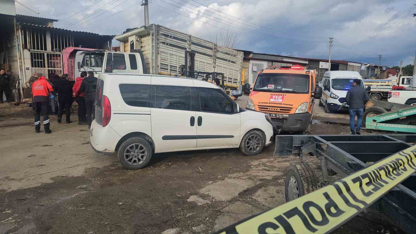 tamir ettikleri kamyonun kasasi uzerlerine dustu 2 olu 1 yarali 0 dQMlyFj4