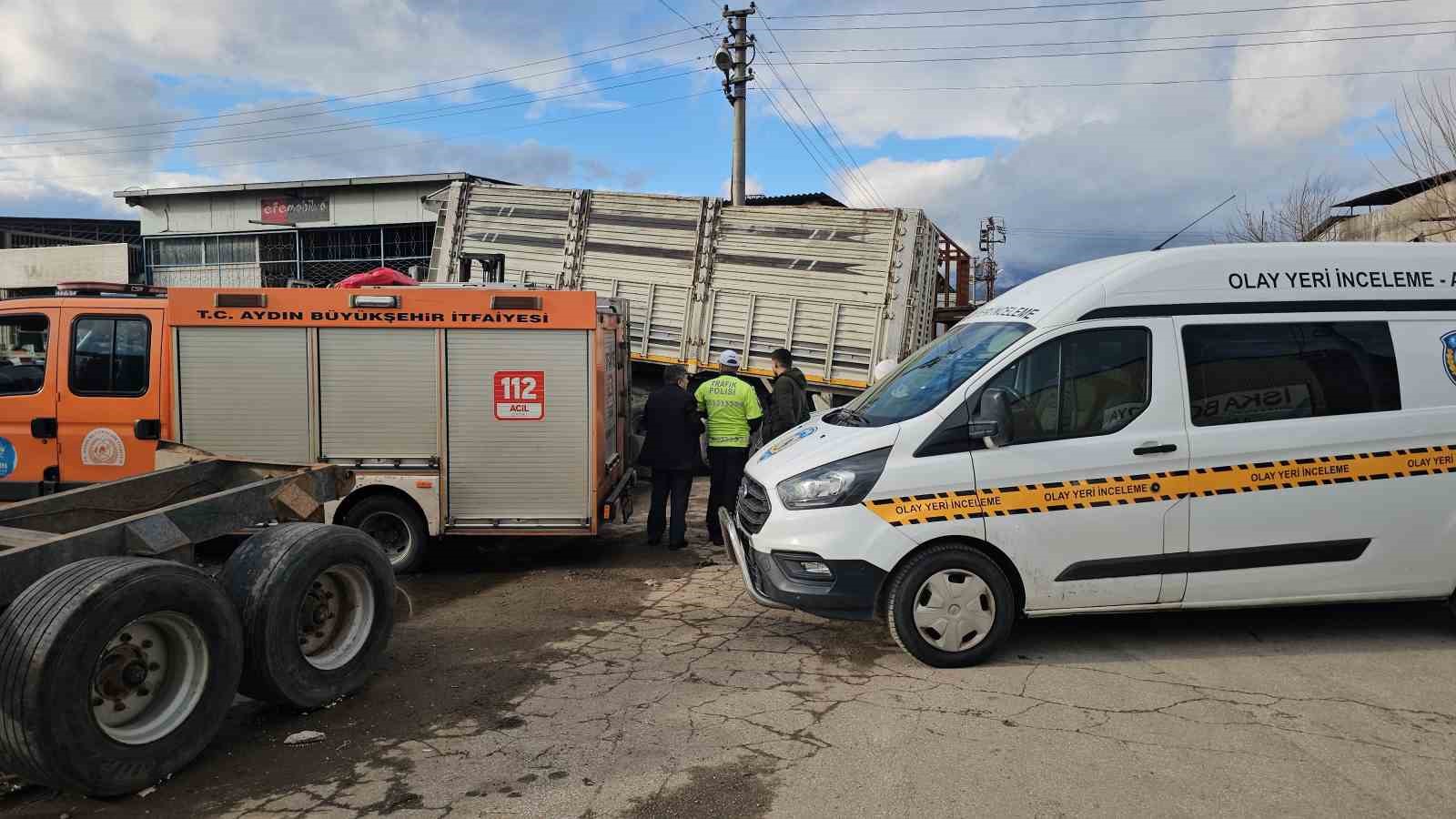 tamir ettikleri kamyonun kasasi uzerlerine dustu 2 olu 1 yarali 4 9AIZbn8G