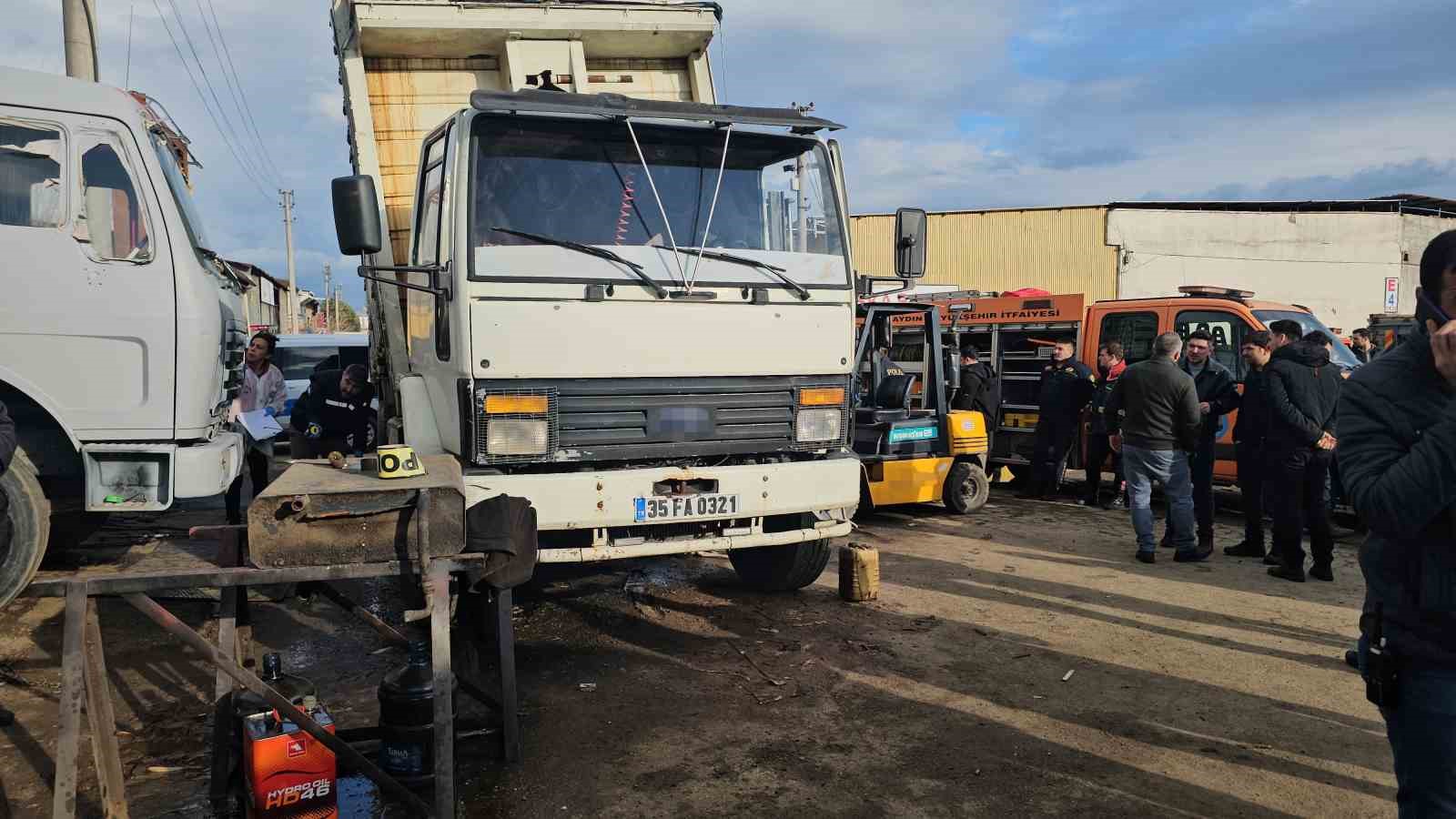 tamir ettikleri kamyonun kasasi uzerlerine dustu 2 olu 1 yarali 5 TENf2Dki