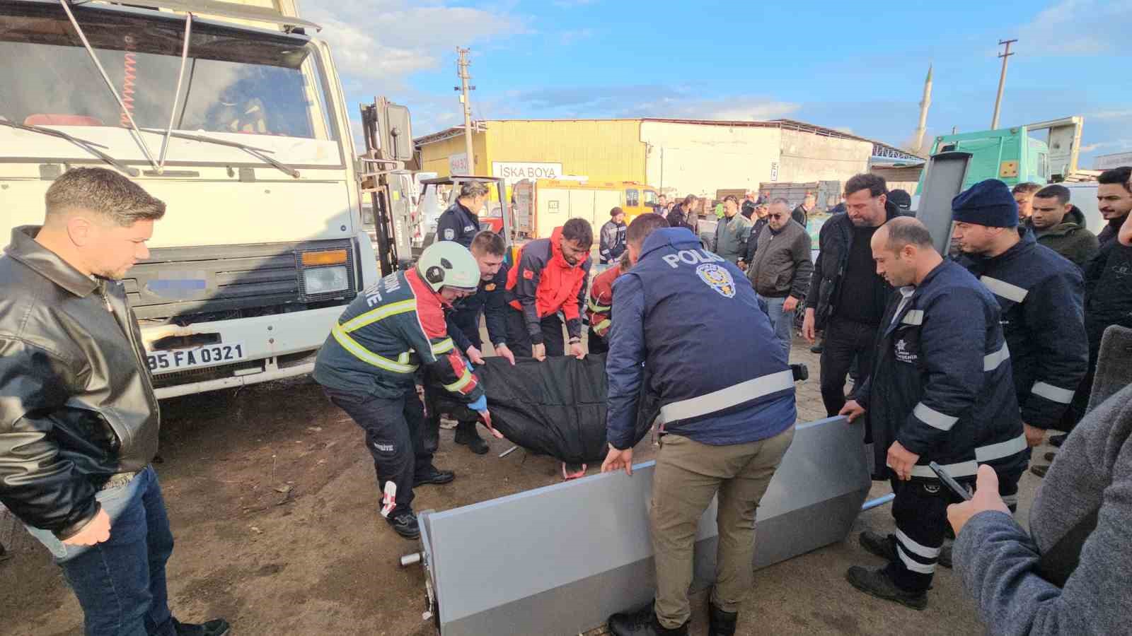 tamir ettikleri kamyonun kasasi uzerlerine dustu 2 olu 1 yarali 9 VjgLLYGz