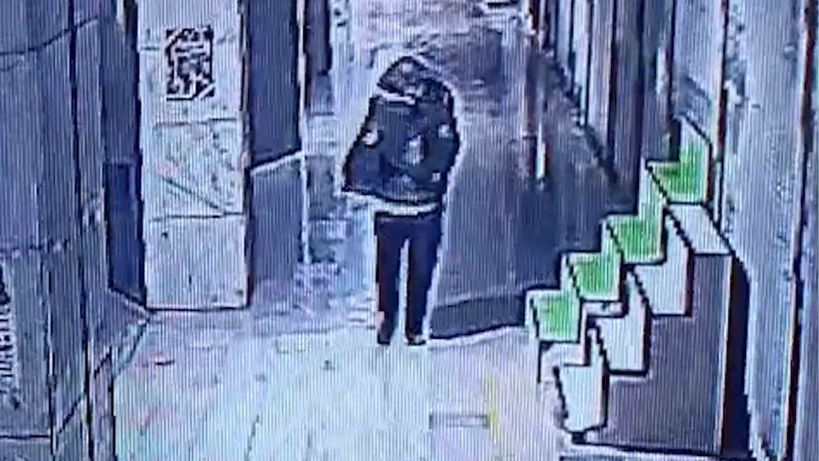 taninmamak icin basina cop poseti gecirip yangin cikaran sahis kameralara yakalandi 2 iPXJO9E2