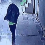 taninmamak-icin-basina-cop-poseti-gecirip-yangin-cikaran-sahis-kameralara-yakalandi-49p4Netd.jpg