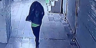 taninmamak-icin-basina-cop-poseti-gecirip-yangin-cikaran-sahis-kameralara-yakalandi-49p4Netd.jpg