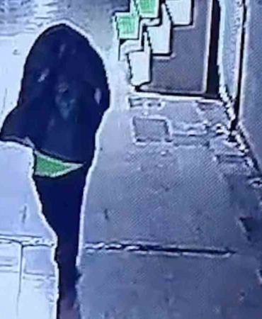 taninmamak-icin-basina-cop-poseti-gecirip-yangin-cikaran-sahis-kameralara-yakalandi-49p4Netd.jpg