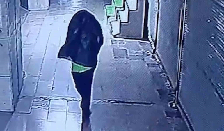 taninmamak-icin-basina-cop-poseti-gecirip-yangin-cikaran-sahis-kameralara-yakalandi-49p4Netd.jpg