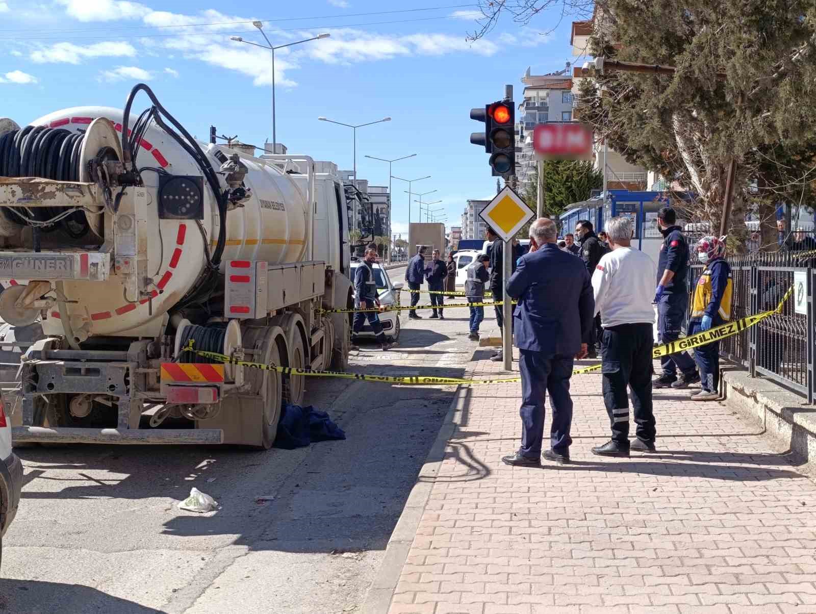 tanker altinda kalan yaya hayatini kaybetti 0 neUAmF5Q