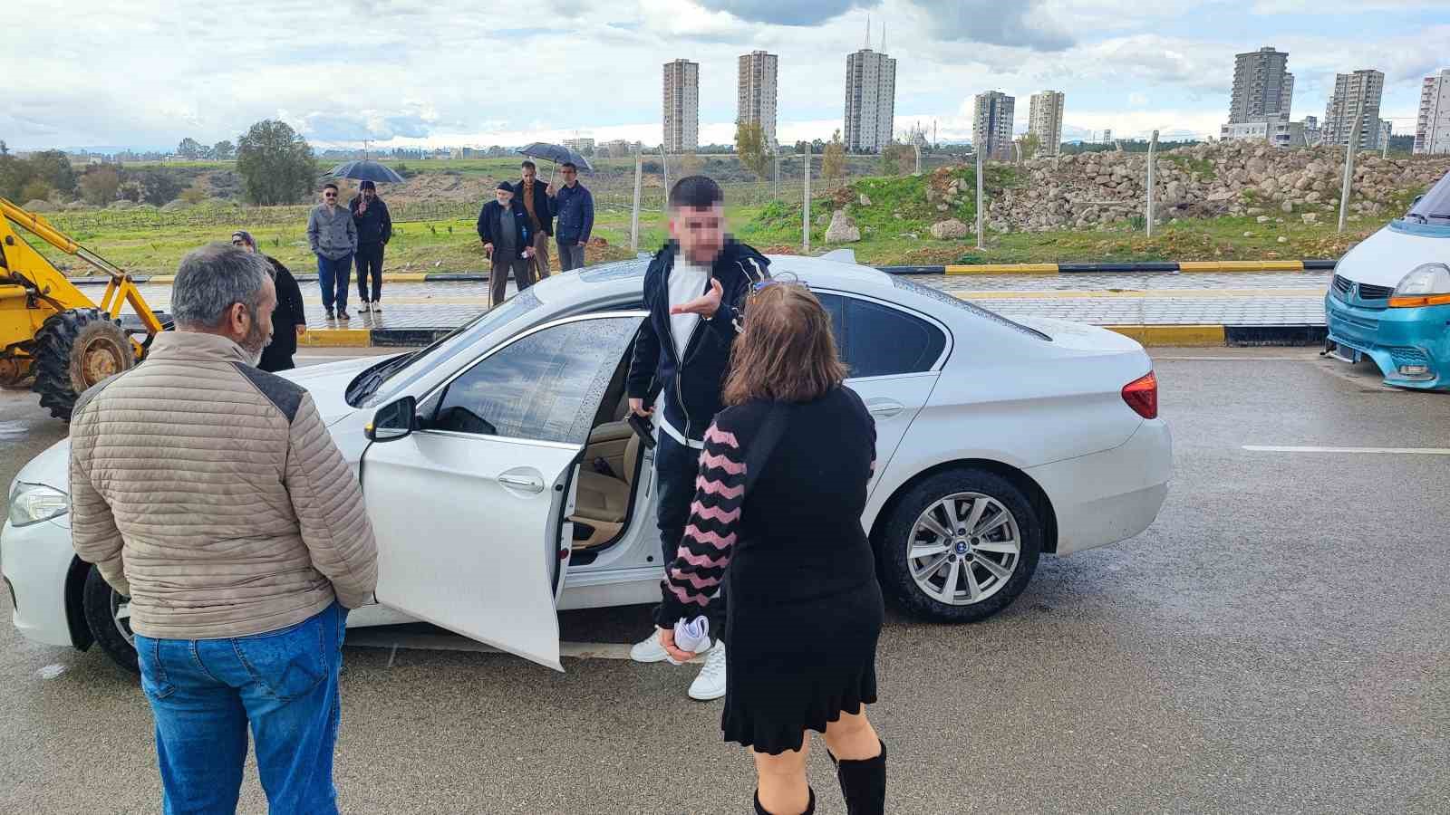 Tapulu arazilerine yol yapılan vatandaşlar, yolu kapatınca bir kişi silah gösterip geçti 4 tapulu arazilerine yol yapilan vatandaslar yolu kapatinca bir kisi silah gosterip gecti 0 J4jiKMSQ