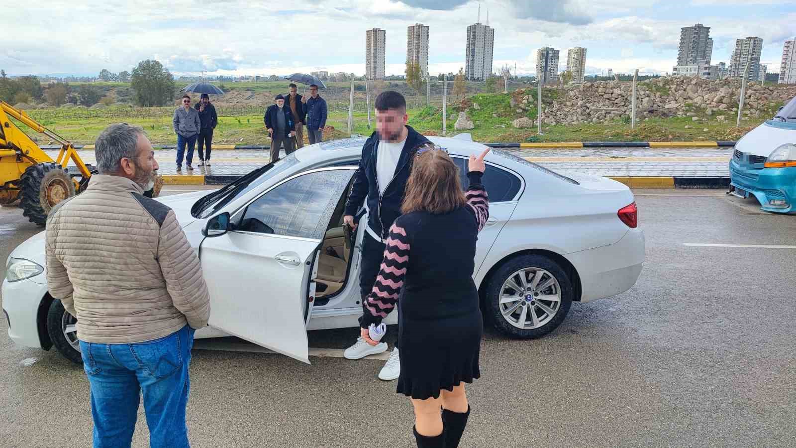 Tapulu arazilerine yol yapılan vatandaşlar, yolu kapatınca bir kişi silah gösterip geçti 5 tapulu arazilerine yol yapilan vatandaslar yolu kapatinca bir kisi silah gosterip gecti 1 shlzmSSw