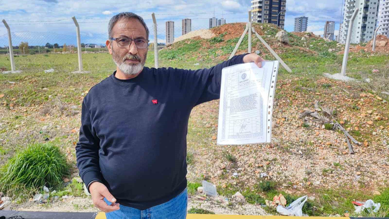 Tapulu arazilerine yol yapılan vatandaşlar, yolu kapatınca bir kişi silah gösterip geçti 6 tapulu arazilerine yol yapilan vatandaslar yolu kapatinca bir kisi silah gosterip gecti 2