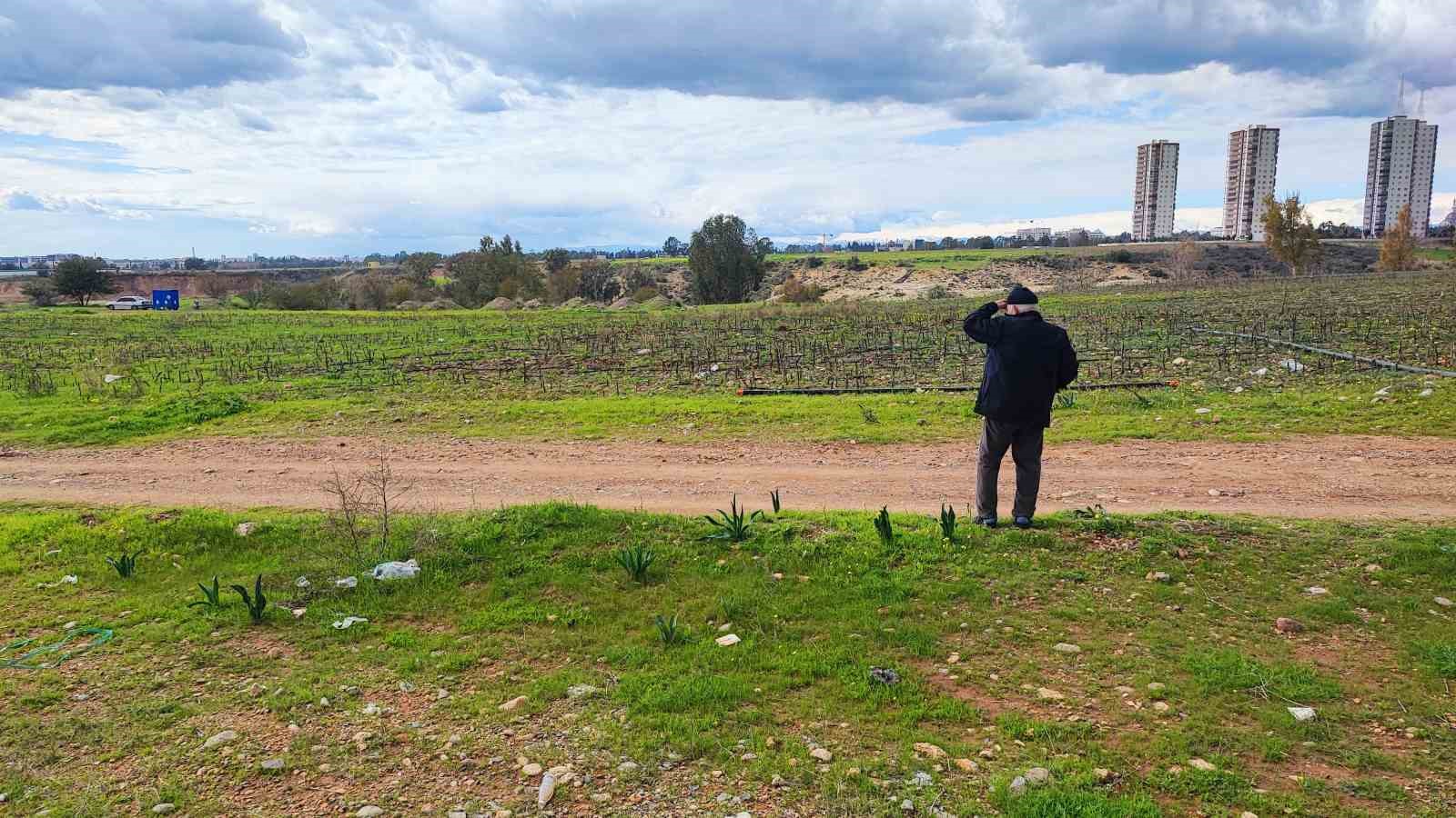 Tapulu arazilerine yol yapılan vatandaşlar, yolu kapatınca bir kişi silah gösterip geçti 7 tapulu arazilerine yol yapilan vatandaslar yolu kapatinca bir kisi silah gosterip gecti 3 N4mvI1bU