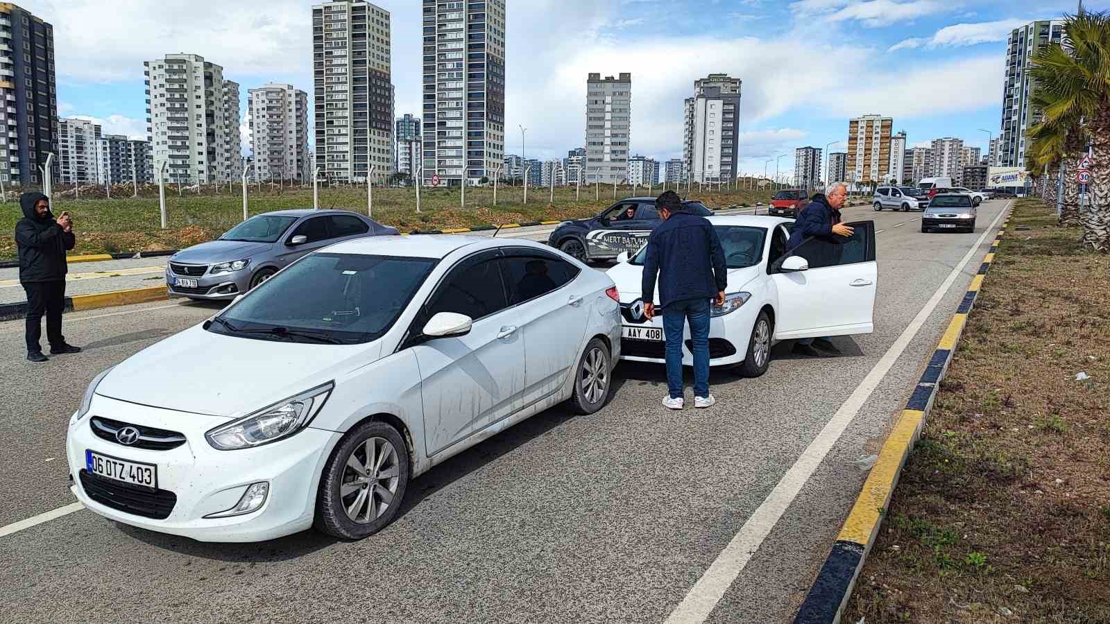 Tapulu arazilerine yol yapılan vatandaşlar, yolu kapatınca bir kişi silah gösterip geçti 10 tapulu arazilerine yol yapilan vatandaslar yolu kapatinca bir kisi silah gosterip gecti 6 tYkj8dIB