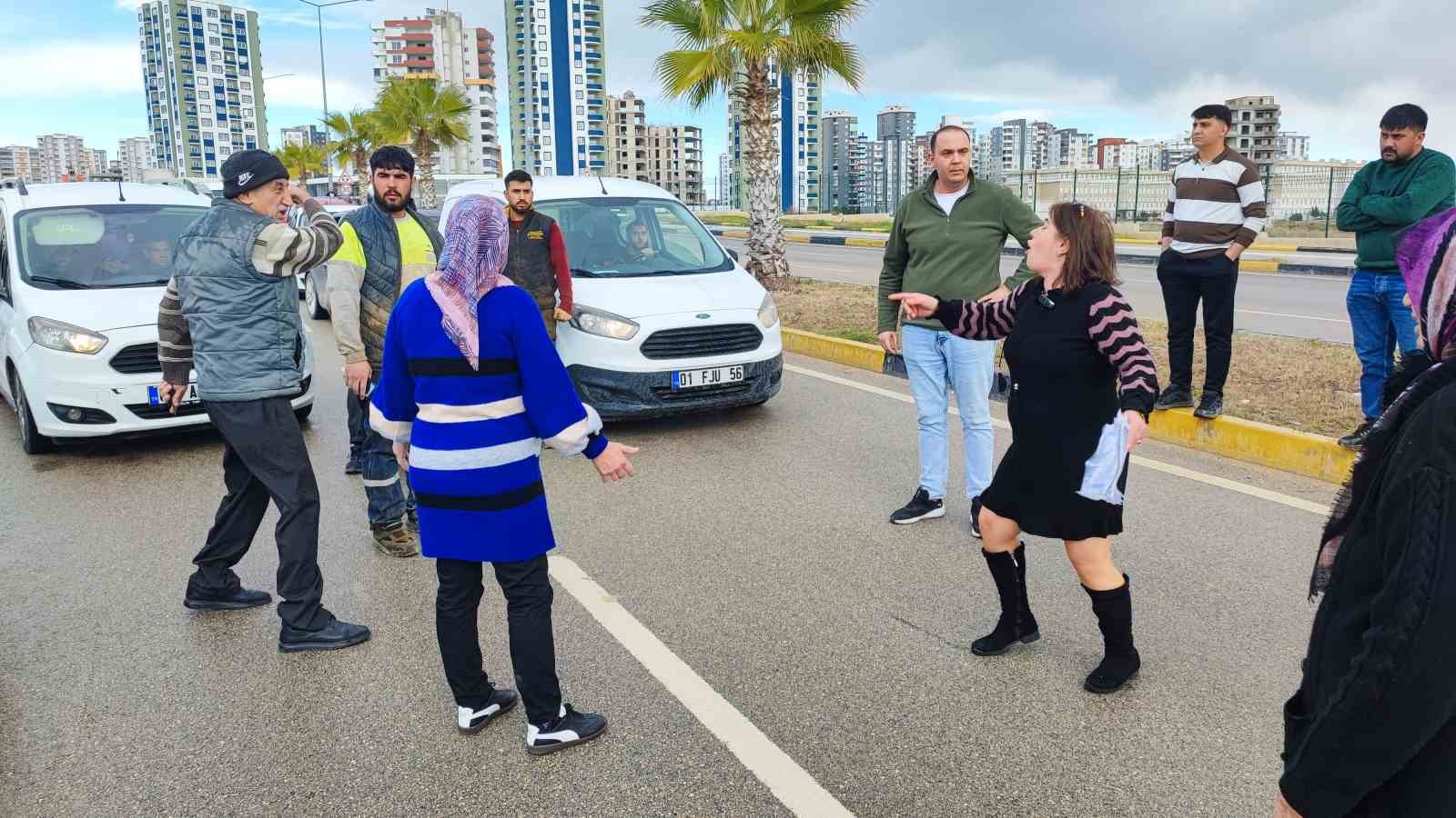 Tapulu arazilerine yol yapılan vatandaşlar, yolu kapatınca bir kişi silah gösterip geçti 11 tapulu arazilerine yol yapilan vatandaslar yolu kapatinca bir kisi silah gosterip gecti 7 9gYFrgPF