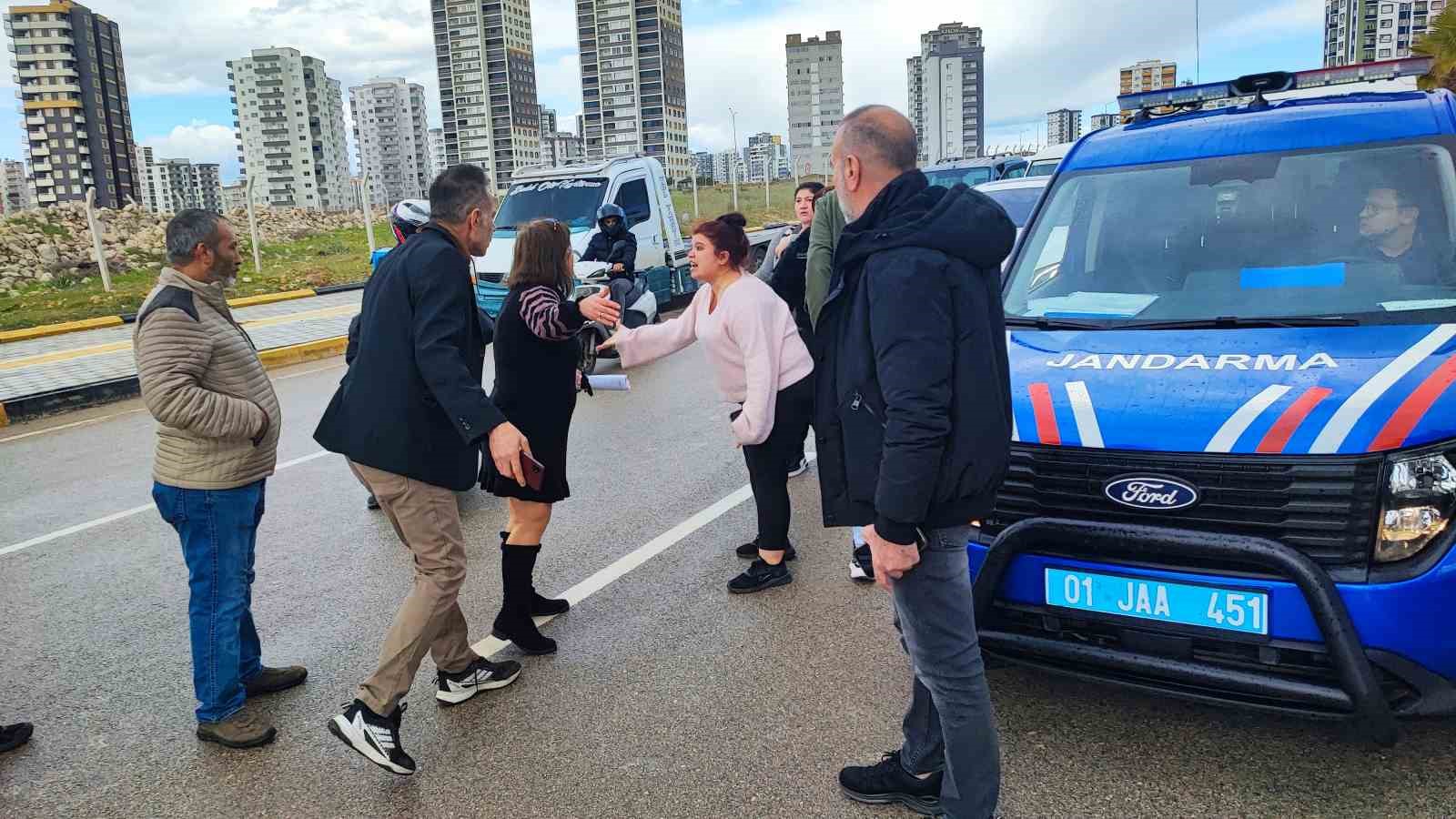 Tapulu arazilerine yol yapılan vatandaşlar, yolu kapatınca bir kişi silah gösterip geçti 12 tapulu arazilerine yol yapilan vatandaslar yolu kapatinca bir kisi silah gosterip gecti 8 jD1XYsb1