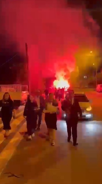 taraftar gibi kiz istemeye mesalelerle gidince itfaiyeye yangin ihbari yapildi 2 hkuKFdGe