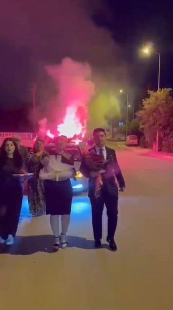 taraftar gibi kiz istemeye mesalelerle gidince itfaiyeye yangin ihbari yapildi 3 Zi2aOw9a