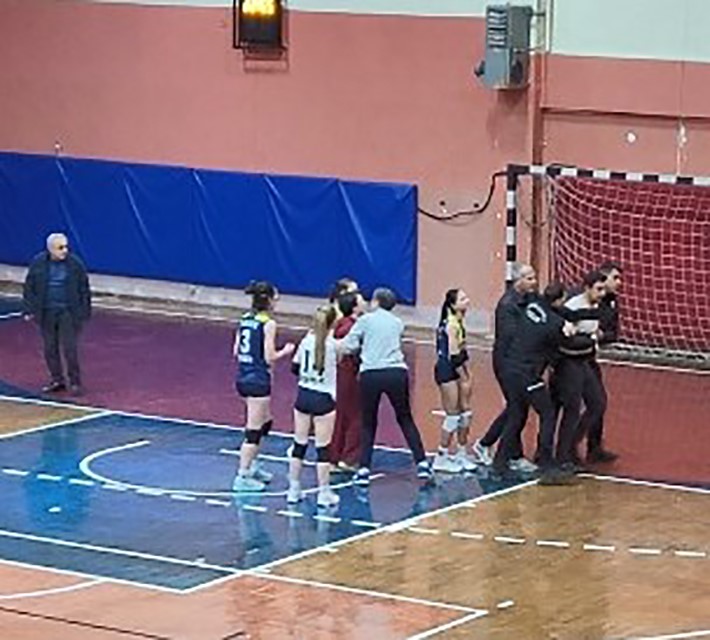 taraftar sahaya atladi mac seyircisiz tamamlandi 0 grt7SMQ4
