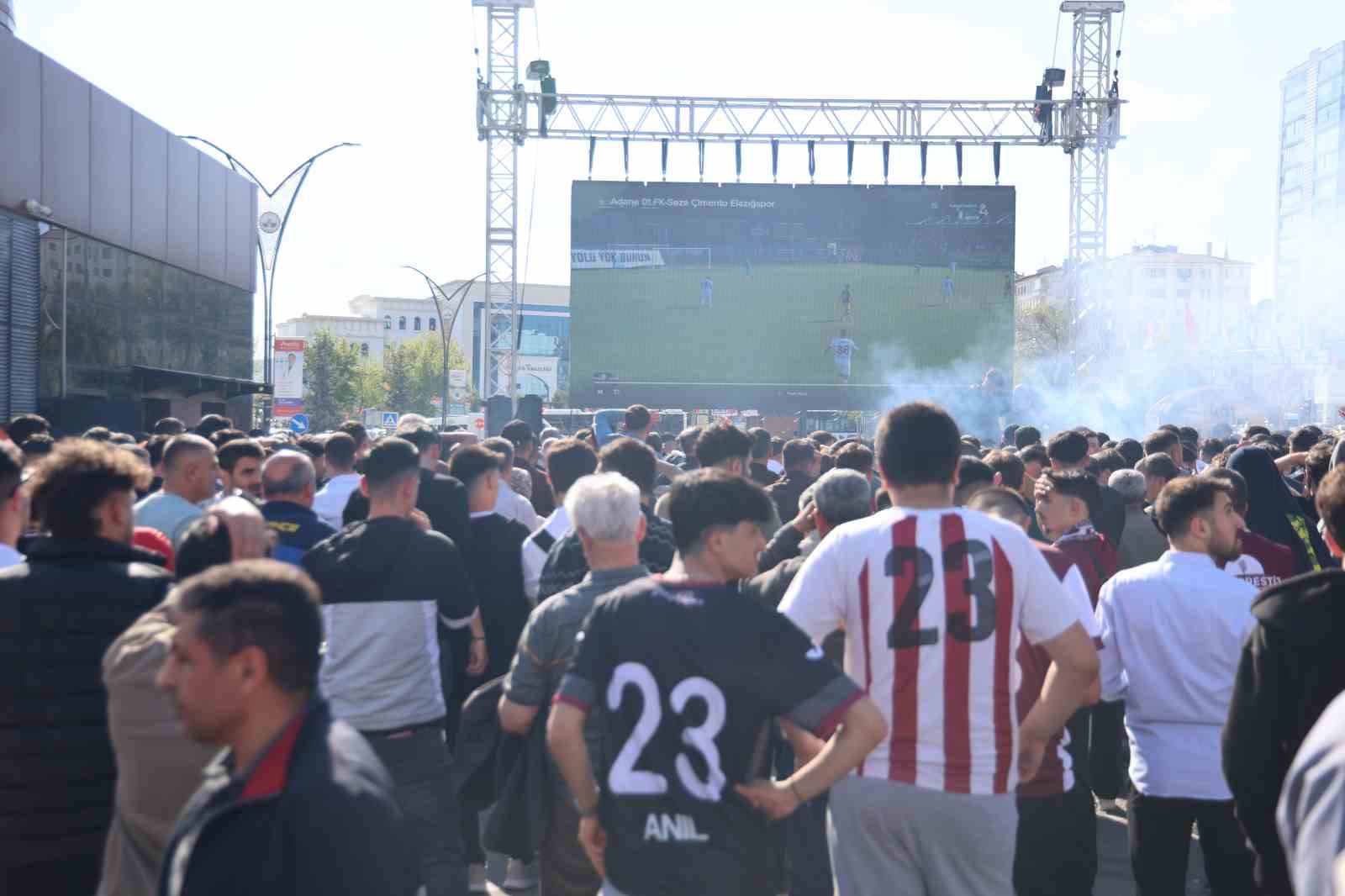 taraftarlar elazigspor macini kentin gobeginde dev ekrandan izledi 6 7JvcmI8P