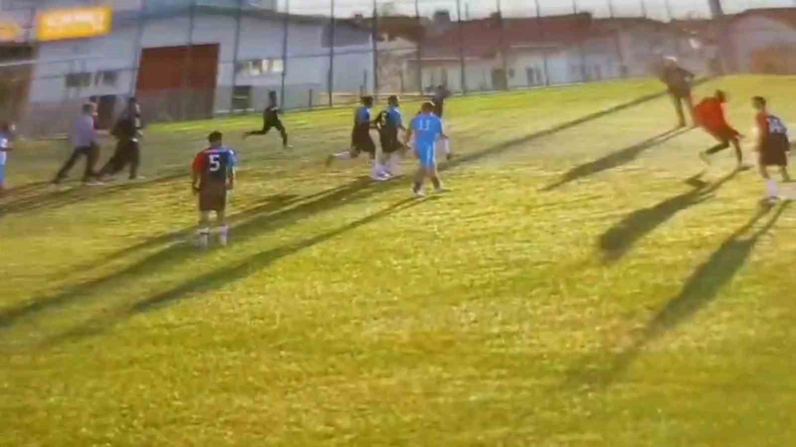 taraftarlar sahaya girdi mac tatil edildi 1 DkAOCGGY