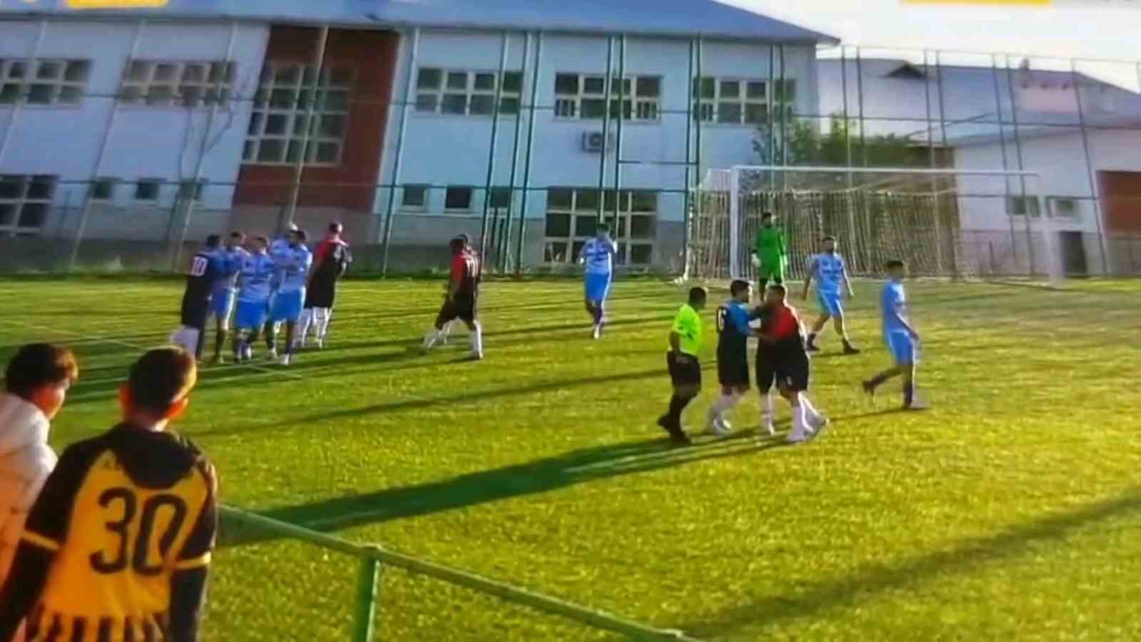 taraftarlar sahaya girdi mac tatil edildi 2 zU79bAHN