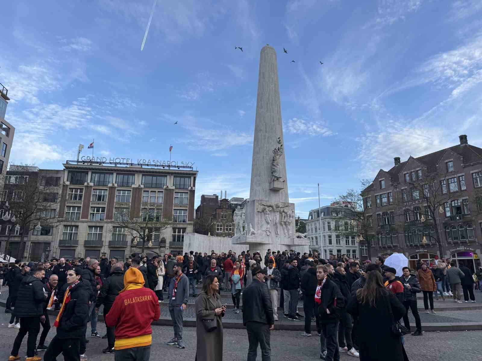 taraftarlardan dam meydaninda galatasaraya coskulu destek 1 TWg97GJu