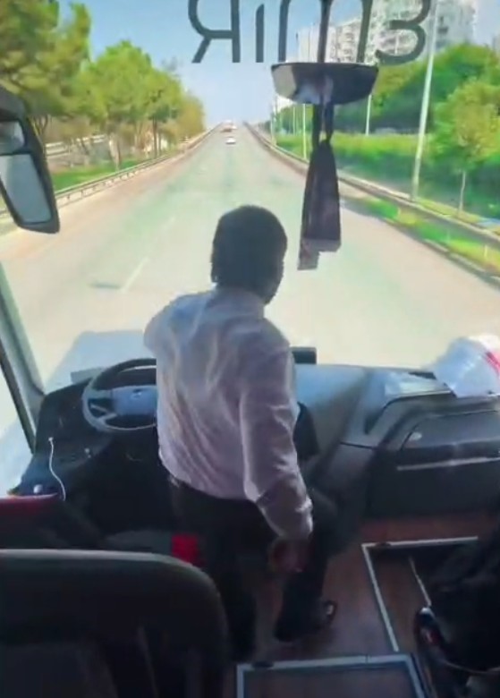 Taraftarları deplasmana götüren şoför araç seyir halindeyken ayağa kalkıp oynadı 4 taraftarlari deplasmana goturen sofor arac seyir halindeyken ayaga kalkip oynadi 0