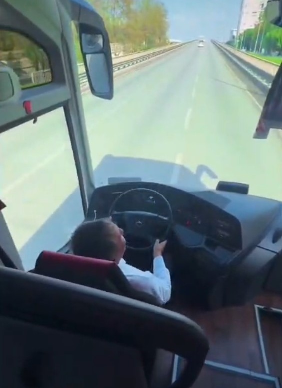 Taraftarları deplasmana götüren şoför araç seyir halindeyken ayağa kalkıp oynadı 5 taraftarlari deplasmana goturen sofor arac seyir halindeyken ayaga kalkip oynadi 1 3tHvKGZX