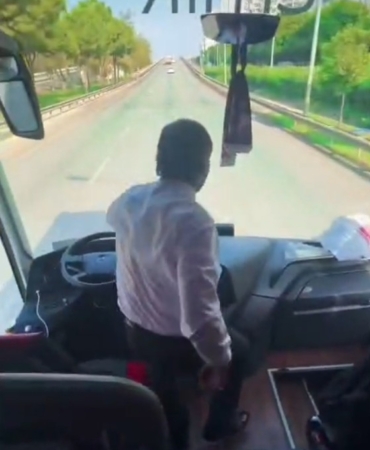 taraftarlari-deplasmana-goturen-sofor-arac-seyir-halindeyken-ayaga-kalkip-oynadi-KJzY4AOw.jpg