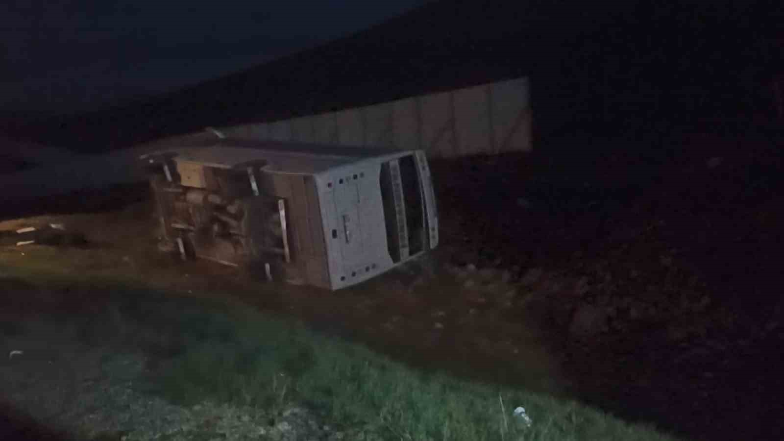 taraftarlari tasiyan midibus devrildi 27 taraftar yaralandi 0 zbrBThpX