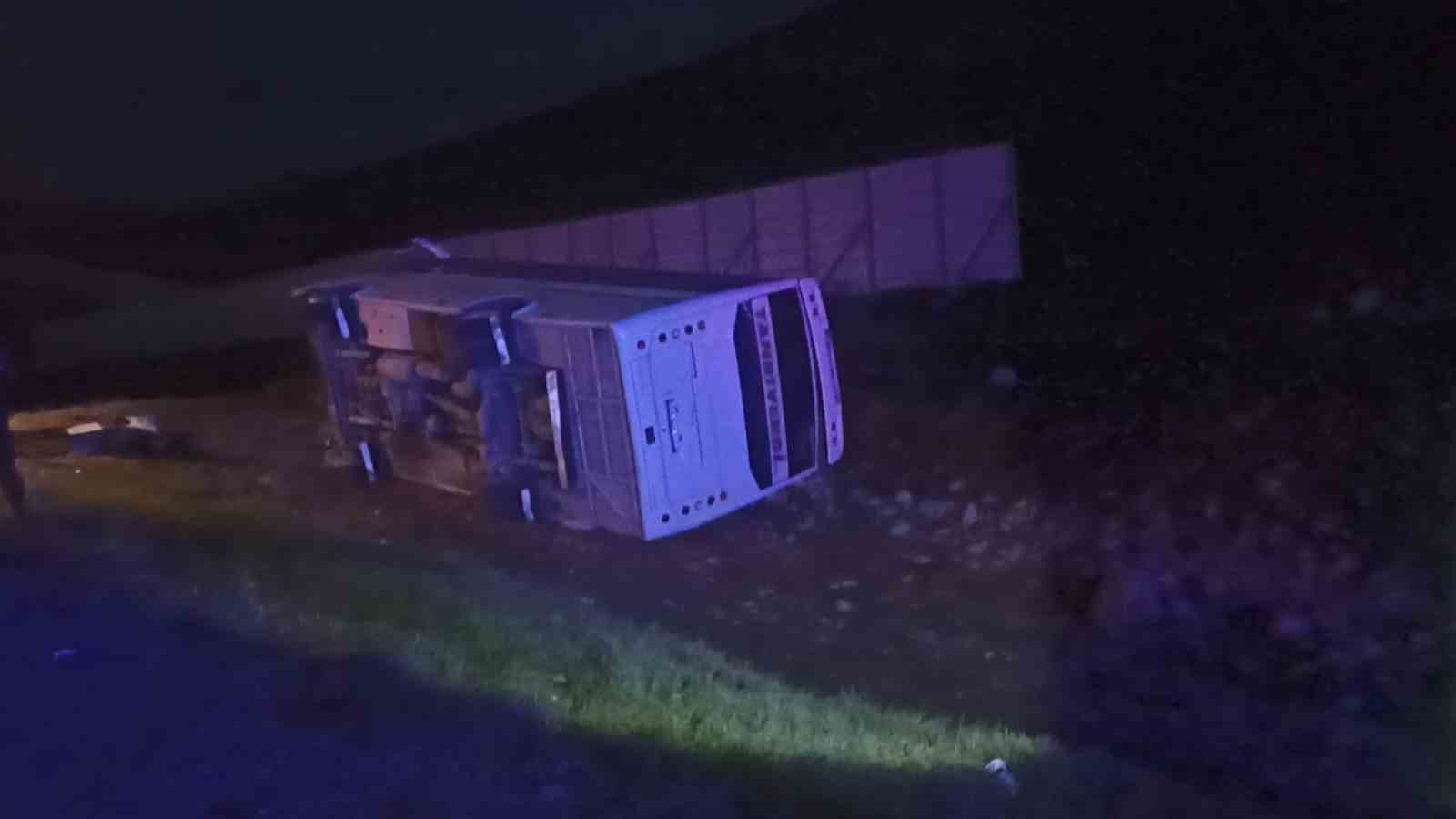 taraftarlari tasiyan midibus devrildi 27 taraftar yaralandi 1