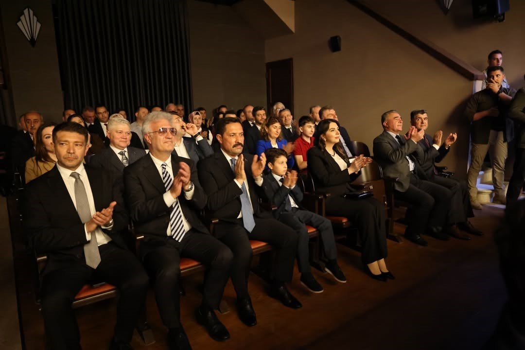 Tarihe tanıklık eden meclis binasında ilk perde ’Bu Da Geçer Ya Hu’ adlı tiyatro oyunuyla açıldı 4 tarihe taniklik eden meclis binasinda ilk perde bu da gecer ya hu adli tiyatro 5aMwEXa3