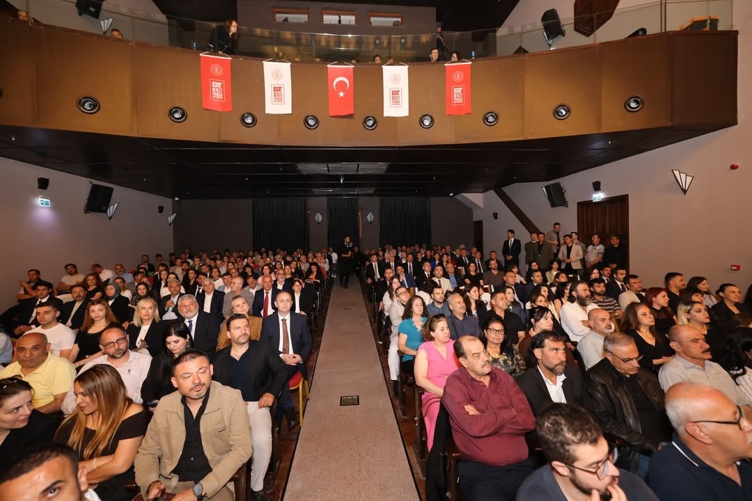 Tarihe tanıklık eden meclis binasında ilk perde ’Bu Da Geçer Ya Hu’ adlı tiyatro oyunuyla açıldı 7 tarihe taniklik eden meclis binasinda ilk perde bu da gecer ya hu adli tiyatro NJy39JJm