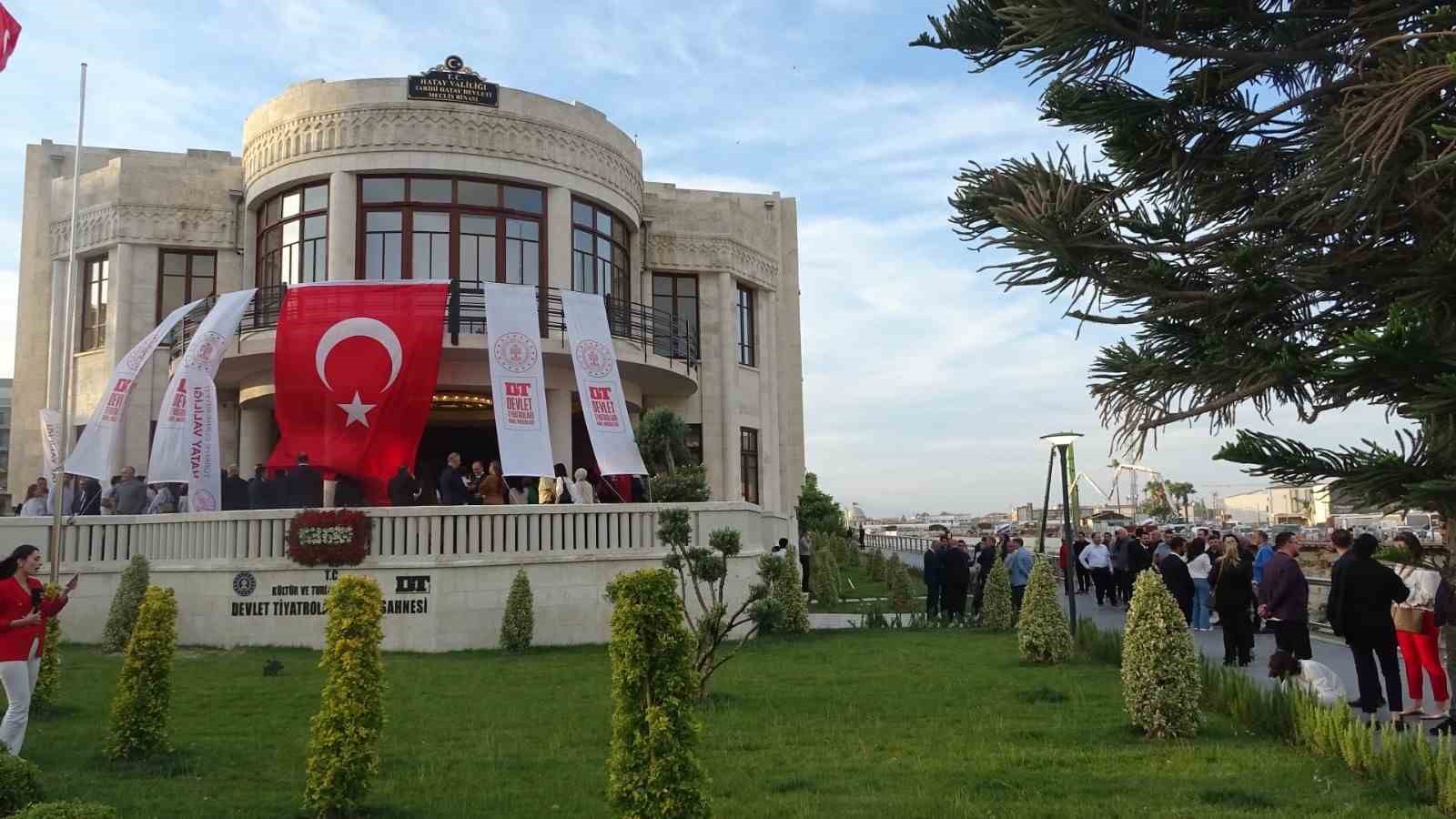 Tarihe tanıklık eden meclis binasında ilk perde ’Bu Da Geçer Ya Hu’ adlı tiyatro oyunuyla açıldı 8 tarihe taniklik eden meclis binasinda ilk perde bu da gecer ya hu adli tiyatro aGbSRHIz