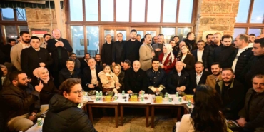 tarihi-abdal-meydaninda-binler-sahur-sofrasinda-bulustu-varanktan-birlik-mesaji-JDO4TxNZ.jpg