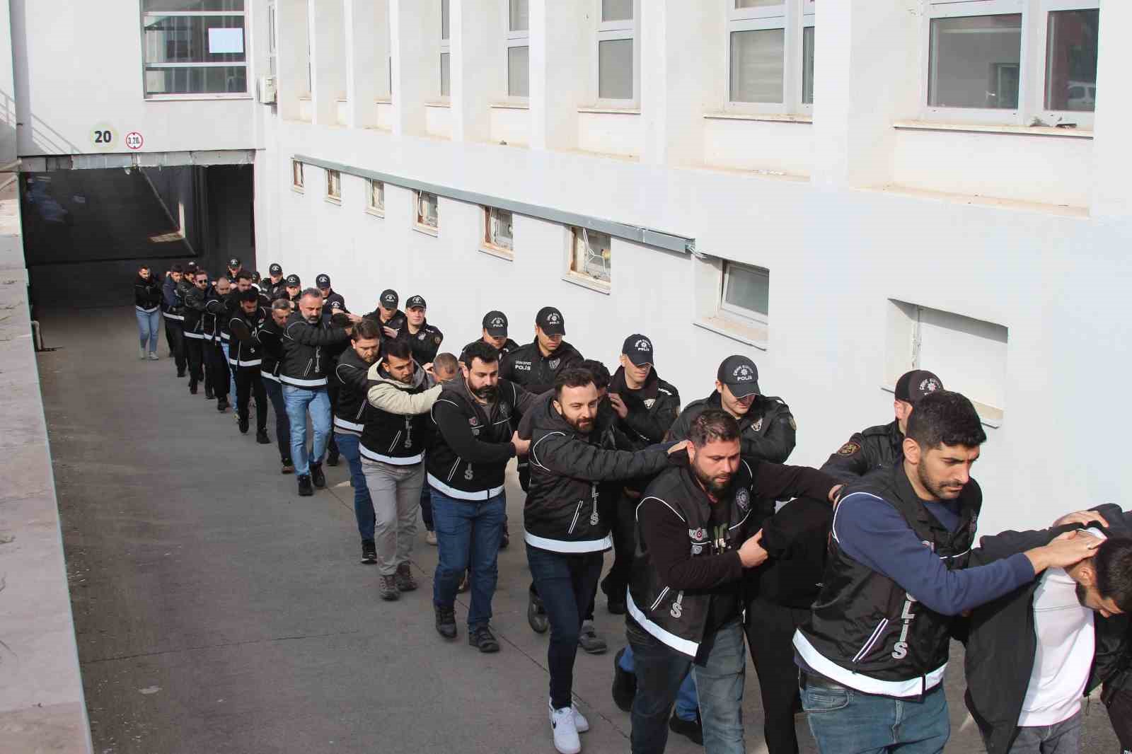 Tarihi baskın: Atık tesisi değil sigara fabrikası, 170 milyon TL’lik ürün ele geçirildi 5 tarihi baskin atik tesisi degil sigara fabrikasi 170 milyon tllik urun ele gecirildi 1 BN9iOnKN