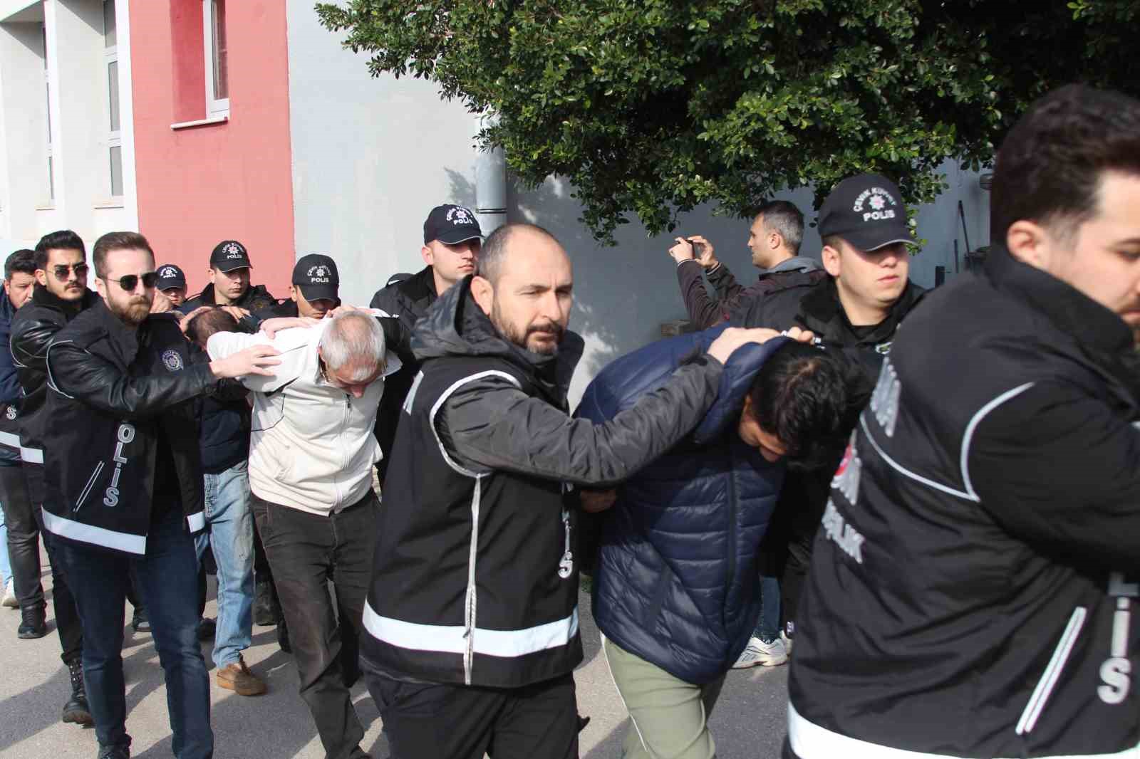 Tarihi baskın: Atık tesisi değil sigara fabrikası, 170 milyon TL’lik ürün ele geçirildi 7 tarihi baskin atik tesisi degil sigara fabrikasi 170 milyon tllik urun ele gecirildi 3 TFwEnvfY